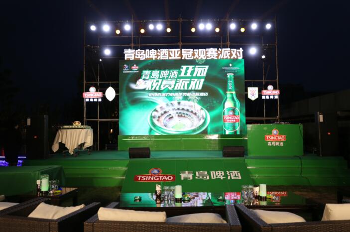 巴西球队成功取得国内比赛胜利，球迷狂欢不止