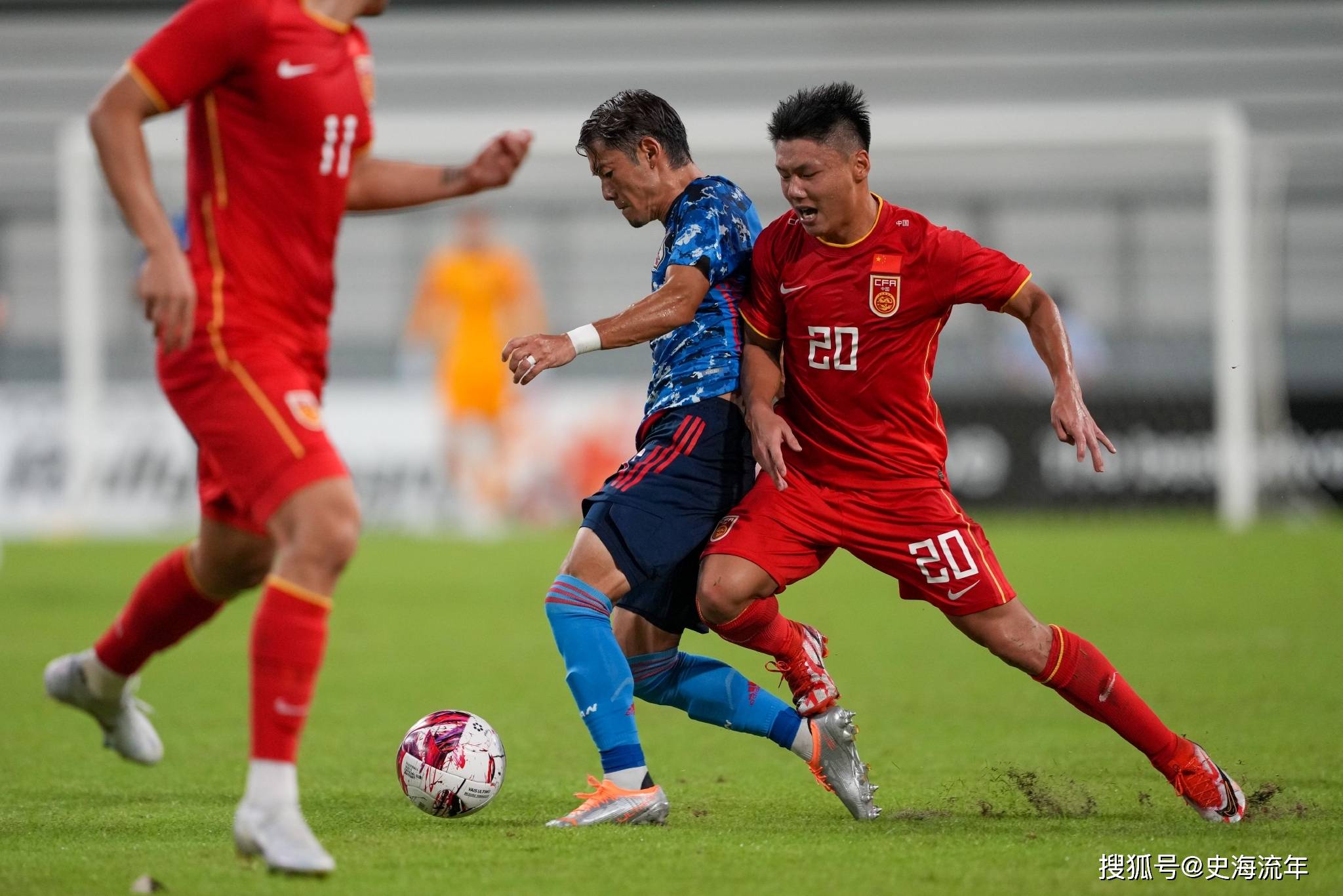 中国足球比赛角逐激烈近期上演